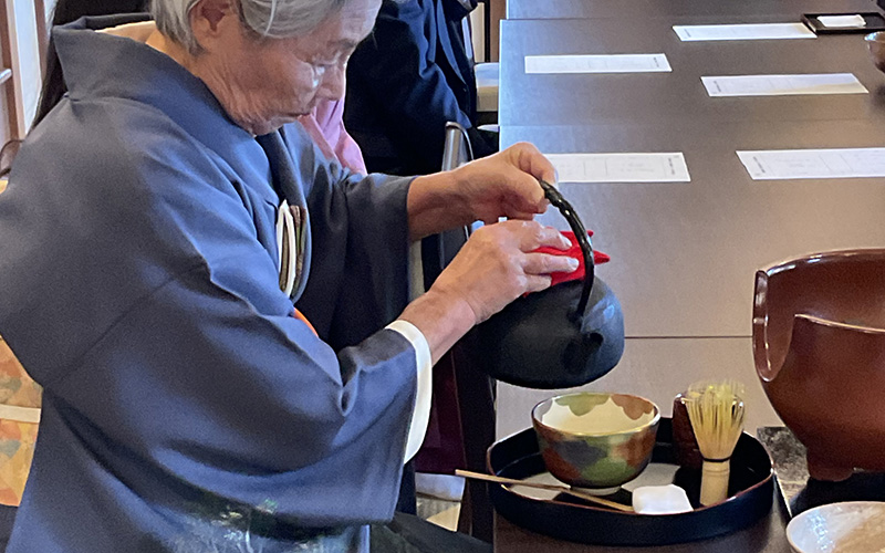 裏千家教授笹本宗孝先生におもてなしのお茶を立てていただきました