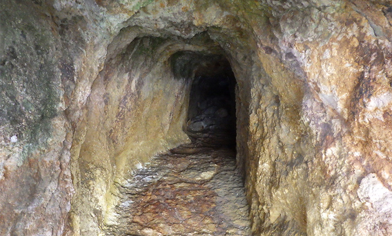 右側小洞窟入り口部